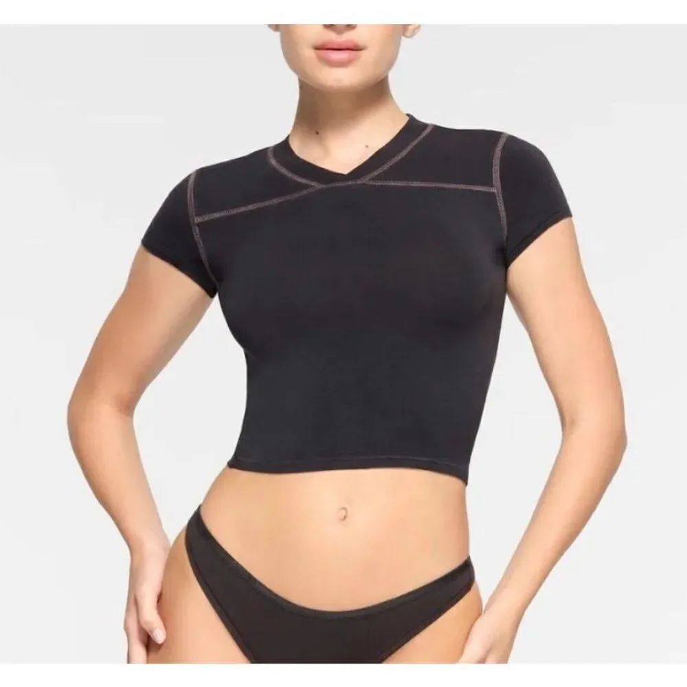 Skims Sport Cropped V-Neck T-Shirt